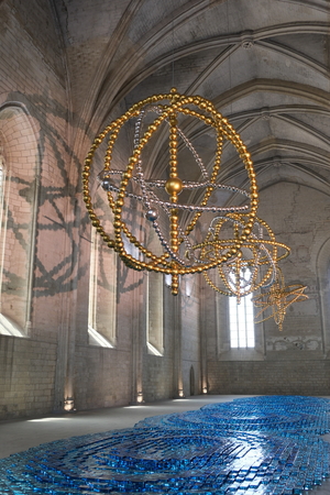 Perjalanan puitis Othoniel melintasi Avignon menghubungkan seni, sejarah, dan hal yang tak terbatas