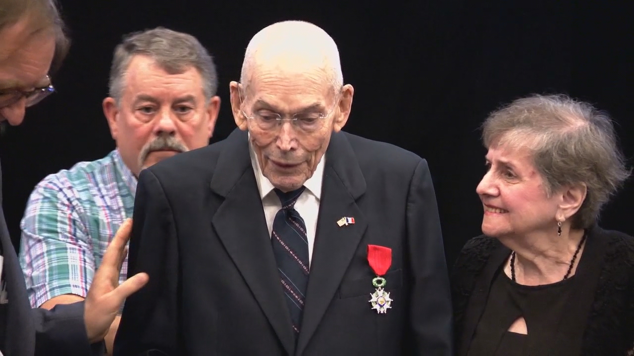 Veteran Perang Dunia II Black Mountain menerima penghargaan tertinggi Prancis